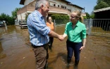 La cheffe du gouvernement italien, Giorgia Meloni, salue un habitant d'une zone de la ville de Faenza touchée par les inondations, le 21 mai 2023
