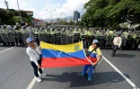 Des policiers forment un barrage pour empêcher les manifestants contre le président vénézuélien Nicolas Maduro de se diriger vers le centre de Caracas, le 26 octobre 2016