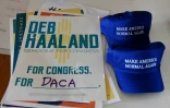 Affiches et casquettes de campagne de la candidate Deb Haaland au Nouveau-Mexique, le 1er octobre 2018