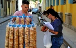 Un Cubain s'est lancé dans son entreprise privée et vend ses  petits pains dans les rues de La Havane, le 28 mars 2018