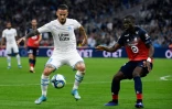 L'attaquant argentin de l'OM Dario Benedetto (g) face au défenseur lillois Adama Soumaoro le 2 novembre 2019 à Marseille