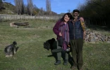 Isabel Diaz (g) et son père Victor Diaz, identifié par les autorités sanitaires comme le patient zéro lors de l'épidémie de 2018-2019, dans leur ferme de la région de La Rinconada, près d'Epuyen, dans la province de Chubut, en Argentine, le 9 mai 2026