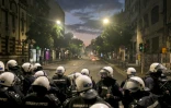 Des policiers antiémeute positionnés dans une rue de Belgrade, en Serbie, lors de heurts à la fin d’une manifestation antigouvernementale dénonçant la corruption et réclamant des élections anticipées, le 23 mai 2026