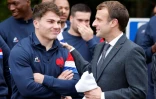 Antoine Dupont avec le président français Emmanuel Macron, le 15 novembre 2021 à Marcoussis (Essonne)