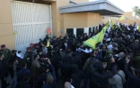 Des Irakiens proches de paramilitaires pro-iraniens protestent devant le portail de l'ambassade des Etats-Unis à Bagdad, le 31 décembre 2019