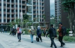 Des fonctionnaires se dirigent vers leurs appartements après leur arrivée en navette à Ibu Kota Nusantara (IKN), la nouvelle capitale prévue de l'Indonésie, le 15 août 2025