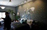 Une chambre de l'hôtel "Walled Off ", récemment ouvert par Banksy à Bethléem dans les Territoires palestiniens et jouxtant le mur de séparation construit par Israël, le 3 mars 2017