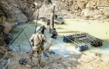 Des soldats du 9e Rima accompagnés d'officiers de police judicaire de la gendarmerie fouillent un site d'orpaillage à Saint-Laurent du Maroni, en Guyane, le 20 octobre 2021