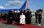 La Première ministre Elisabeth Borne (g) accueille le pape François à son arrivée à l'aéroport de Marseille, le 22 septembre 2023