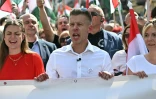 Peter Magyar (C) lors d'une manifestation contre le gouvernement du Premier ministre hongrois Viktor Orban, le 6 avril 2024 à Budapest 

