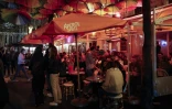 A la terrasse d'un bar à Paris le 26 septembre 2020