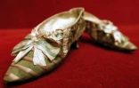Des chaussures de Marie-Antoinette présentées aux ventes aux enchères Drouot à Paris, le 17 octobre 2012