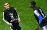 L'attaquant Antoine Griezmann (g) et le milieu Paul Pogba lors d'une séance d'entraînement des Bleus au stade d'Ekaterinbourg, le 20 juin 2018