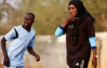 La Soudanaise Salma al-Majidi, première coach d'un club de foot, lors d'un entraînement avec les joueurs du club régional Al-Ahly, le 17 février 2018 à Al-Gadaref, à l'est de Khartoum
