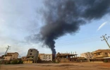Une colonne de fumée s'élève dans le ciel de Khartoum pendant des combats, le 8 juin 2023
