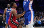 Joel Embiid, le pivot des Philadelphia 76er, face à Kyle Lowry du Miami Heat en demi-finale de Conférence de la NBA le 6 mai 2022 au Wells Fargo Center à Philadelphie