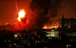 Une boule de feu dans le ciel de Gaza après un raid israélien le 8 août 2018