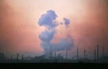 Une usine de metallurgie près de Sofia, en Bulgarie, au crépuscule le 30 décembre 2006
