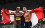 La joie du Canadien Damian Warner et du Français Kevin Mayer, médaillés d'or et d'argent au décathlon, lors des Jeux olympiques de Tokyo 2020, le 5 août 2021