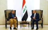 Photo publiée par le bureau de presse du Premier ministre irakien montre le ministre irakien des Affaires étrangères Fouad Hussein (d) et le secrétaire général de l'ONU Antonio Guterres avant le sommet de la Ligue arabe, le 15 mai 2025 à Bagdad