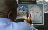 L'historien Altan Altin montre sur un écran une stèle conservée au British Museum qui, selon lui, représente une cérémonie de déification d'Homère, le 7 août 2026 à Izmir, en Turquie