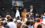 Kylian Mbappé brandit une photo de lui embrassant la Coupe du monde, le 17 octobre 2018 à Bondy