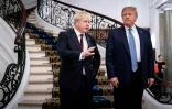 Le président américain Donald Trump et le Premier ministre britannique Boris Johnson (g) avant un déjeuner de travail au sommet du G7, le 25 août 2019 à Biarritz