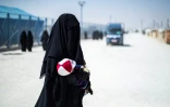 Une femme détenue porte son bébé et se prépare à quitter, après sa libération, le camp kurde d'al-Hol, dans le nord-est de la Syrie, le 3 septembre 2023