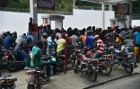 Une longue file d'attente se forme dans une station essence de Port-au-Prince, le 12 février 2019 