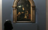 Un visiteur regarde "La vierge aux Rochers" au Louvre le 23 mars 2012 au Louvre à Paris