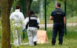 Des membres de la police scientifique et de l'administration pénitentiaire devant la prison de Tarascon, après que trois voitures ont été incendiées dans la nuit sur le parking de la prison, le 16 avril 2025 dans les Bouches-du-Rhône