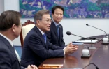 Moon Jae-in (d) parle avec Kim Jong Un (non visible) pendant le sommet intercoréen, le 27 avril 2018 à Panmunjom