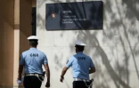 Deux policiers devant l'entrée du tribunal de Setubal, au Portugal, le 22 mai 2026