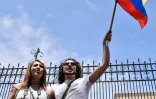 Des manifestants brandissent le drapeau colombien devant le palais présidentiel, le 5 octobre 2016 à Bogota