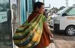 Une femme transporte ses courses dans un sac artisanal "bilum", le 20 mai 2023 à Port Moresby, en Papouasie-Nouvelle-Guinée