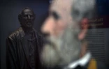 Une statue de Robert Lee et le reflet d'un portrait du général confédéré à Arlington House, le 24 août 2021