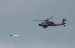 Un hélicoptère d'attaque AH-64 Apache de l'armée de l'air israélienne tire des roquettes depuis une position le long de la frontière entre le nord d'Israël et le sud du Liban, le 4 mars 2026