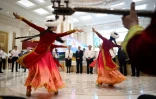 Danse ouïgoure traditionnelle devant un parterre d'officiels chinois à Pékin, le 30 juillet 2019