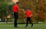 L'Américain Tiger Woods et son fils Charlie, après avoir terminé leurs parcours au 18e trou, lors du dernier tour du PNC Championship, le 20 décembre 2020 à Orlando (Floride)