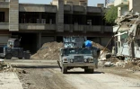 Des véhicules des forces irakiennes dans une rue de la vieille ville de Mossoul, le 15 avril 2017