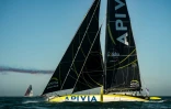 Le monocoque Apivia prend le départ du Vendée Globe, le 8 novembre 2020 au large des Sables d'Olonne, dans l'ouest de la France.