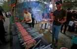 Des volontaires préparent à manger pour les partisans du Cadre de coordination, coalition rivale de Moqtada Sadr, lors d'un sit-in à Bagdad, le 15 août 2022