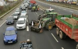Des agriculteurs bloquent la circulation  le 21 janvier 2016 sur l'autoroute près du Mans