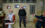 Le coiffeur Roger Amilhastre (C), âgé de 90 ans, dans son salon à Saint-Girons, en Ariège, le 16 avril 2024