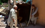 Des habitants nettoient et préparent un bunker souterrain près de leurs maisons dans le village de Chakothi, au Cachemire sous administration pakistanaise, près de la ligne de contrôle (LoC), le 27 avril 2025