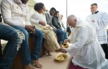 Photo fournie par les services de presse du  Vatican montrant le pape François accomplissant le rituel du lavement des pieds au centre d'accueil pour migrants à Castelnuovo di Porto, près de Rome, le 24 mars 2016
