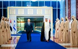 Le ministre des Affaires étrangères des Emirats, Abdallah ben Zayed (d) et le Premier ministre israélien Naftali Bennett lors d'une cérémonie de bienvenue à l'aéroport d'Abou Dhabi, le 12 décembre 2021