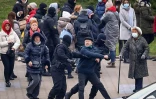 Des policiers arrêtent un partisan de l'oppostion lors d'un rassemblement à Minsk contre le résultat de la présidentielle, le 15 novembre 2020 au Bélarus