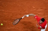 Le Serbe Novak Djokovic face au Grec Stefanos Tsitsipas en demi-finale de Roland-Garros, le 9 octobre 2020