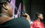 Un modèle grande taille fait un selfie en marge de la Fashion Week de Lagos, le 26 octobre 2016
